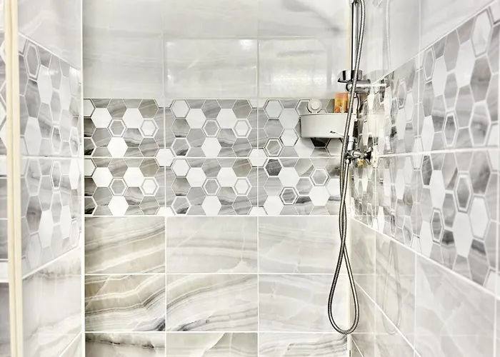 Centre 1bdr Next To Theater Tear And Laughter *