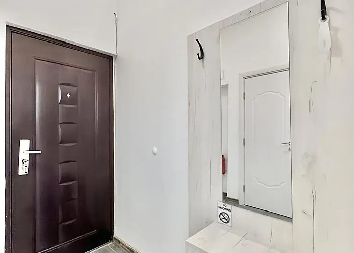 Апартаменты Centre 1bdr Next To Theater Tear And Laughter